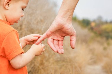 doğa parkında mutlu bir çocuk ve ebeveyn in güzel eller