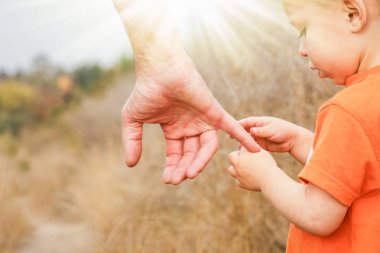doğa parkında mutlu bir çocuk ve ebeveyn in güzel eller