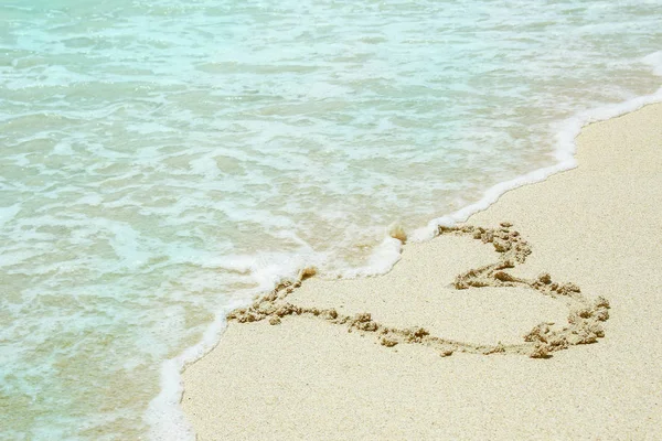 Bellissimo disegno sulla sabbia vicino allo sfondo riva del mare — Foto Stock