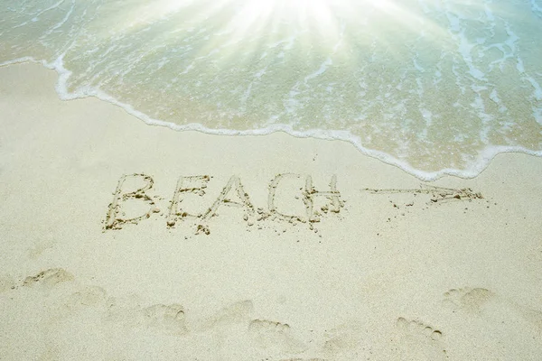 Piękny rysunek na piasku w pobliżu morza tle brzegu — Zdjęcie stockowe