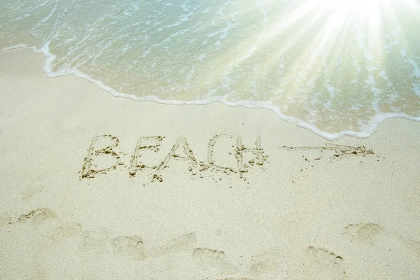 Vacker teckning på sanden nära havet stranden bakgrund — Stockfoto