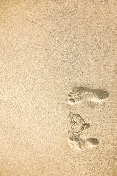 Beautiful footprints in the sand near the sea on nature backgrou — Stock Photo, Image