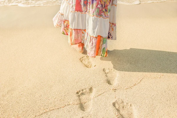 Mooie voetafdrukken met voeten op de zandondergrond — Stockfoto