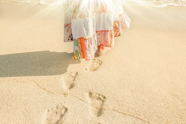 Όμορφες πατημασιές με πόδια στην άμμο φόντο — Φωτογραφία Αρχείου