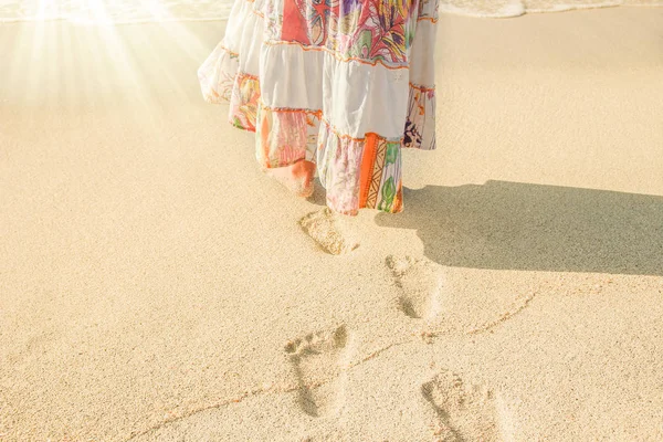 Schöne Fußabdrücke mit Füßen auf dem Sandhintergrund — Stockfoto