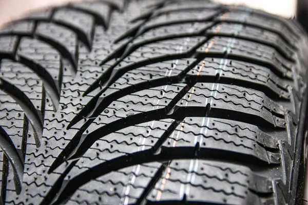 자동차 바퀴에 블랙 세련 된 새로운 타이어 — 스톡 사진