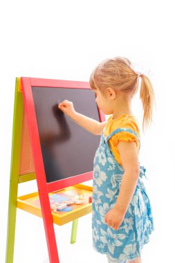 Mutlu bebek kız beyaz bir backg üzerinde şüskül üzerinde güzel resim