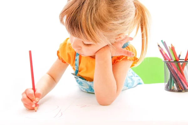 Glücklich Baby Mädchen schöne Malerei auf weißem Hintergrund — Stockfoto