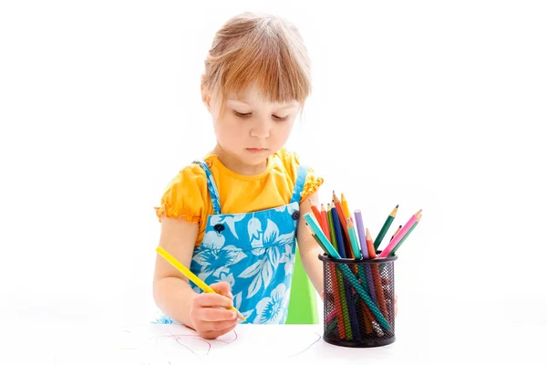 Feliz bebê menina bela pintura em um fundo branco — Fotografia de Stock