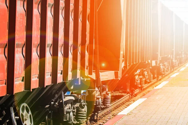 Mooie stijlvolle en betrouwbare spoorweg met een trein op de natur — Stockfoto
