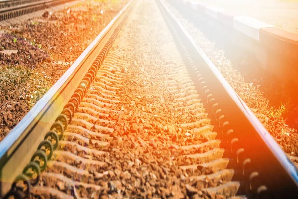 Beau chemin de fer élégant et fiable avec un train sur la natur — Photo