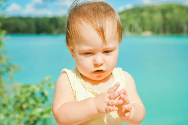 Deniz Tarafından Bir Parkta Doğada Bir Ebeveyn Çocuk Elleri — Stok fotoğraf