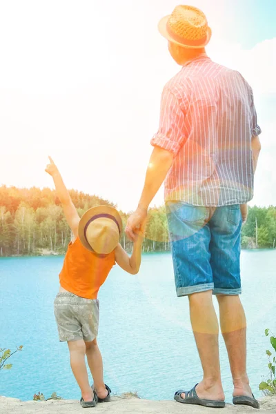 Mooie handen van een kind en een ouder in een park in de natuur — Stockfoto