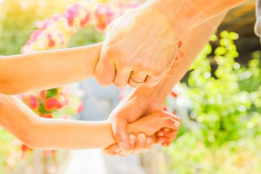 doğada bir parkta bir çocuk ve bir ebeveynin güzel eller