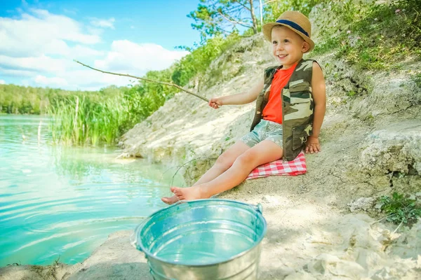 Happy Child fiskar utanför kusten i naturen — Stockfoto