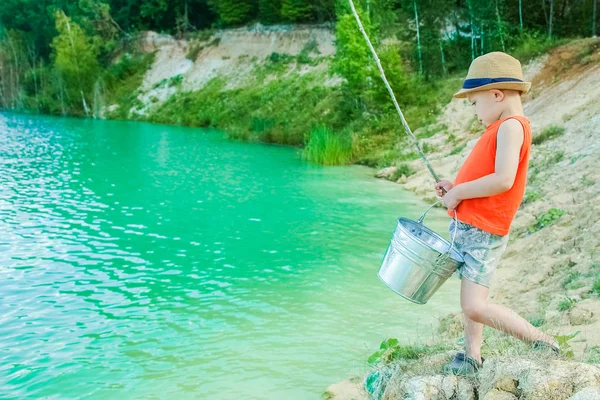 Happy Child fiskar utanför kusten i naturen — Stockfoto