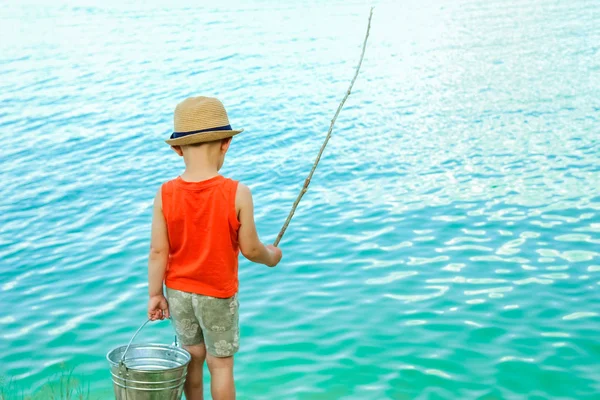 Happy child fishes off the coast in nature — Stock Photo, Image