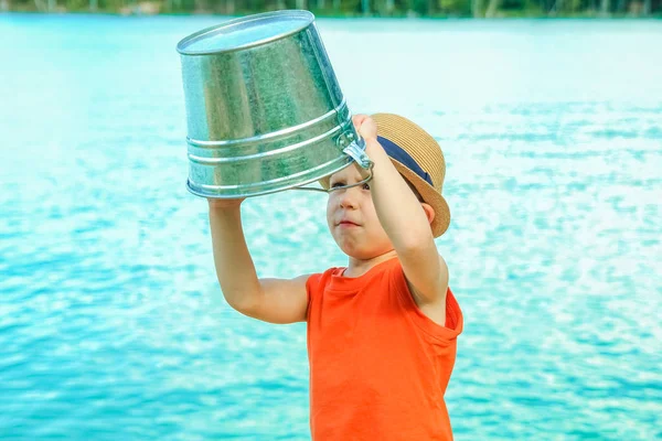 Heureux enfants poissons au large de la côte dans la nature — Photo