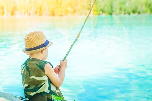 Happy Child fiskar utanför kusten i naturen — Stockfoto