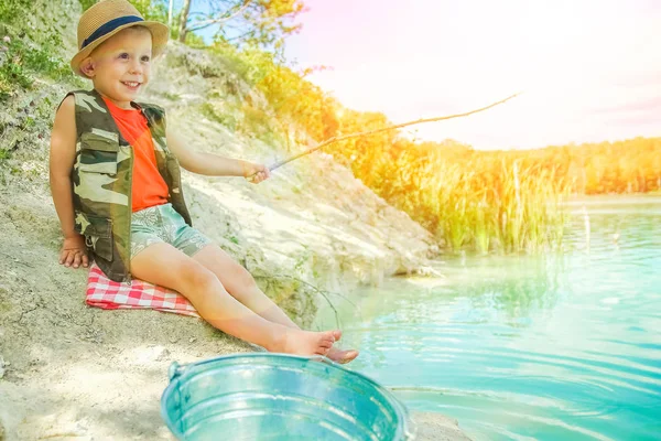 Heureux enfants poissons au large de la côte dans la nature — Photo