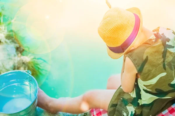 Happy Child fiskar utanför kusten i naturen — Stockfoto