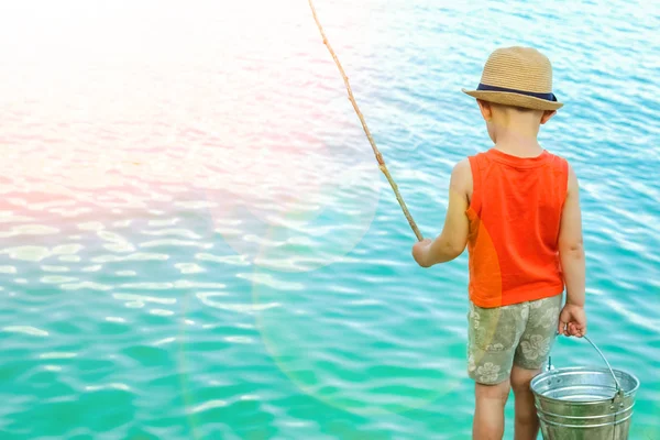 Glückliches Kind fischt vor der Küste in der Natur — Stockfoto