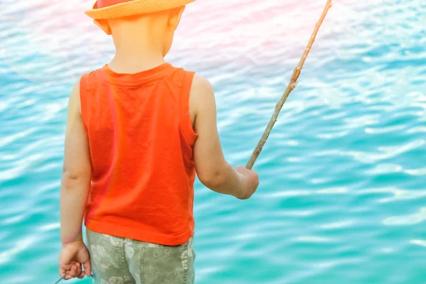 Heureux enfants poissons au large de la côte dans la nature — Photo