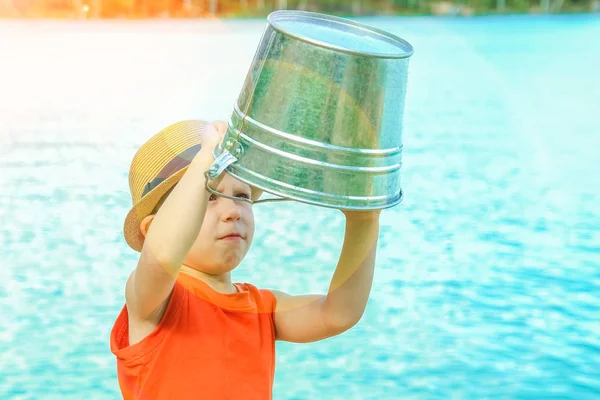 Szczęśliwe dziecko ryby od wybrzeża w przyrodzie — Zdjęcie stockowe