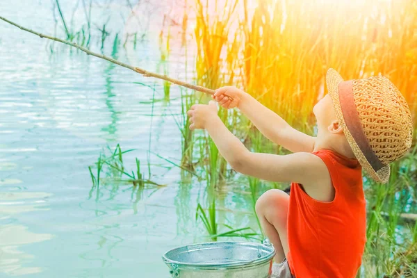 Happy Child fiskar utanför kusten i naturen — Stockfoto