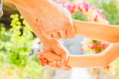 doğada bir parkta bir çocuk ve bir ebeveynin güzel eller