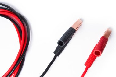 beyaz arka plan daki arabalar için şık tel kelepçelere ihtiyaç