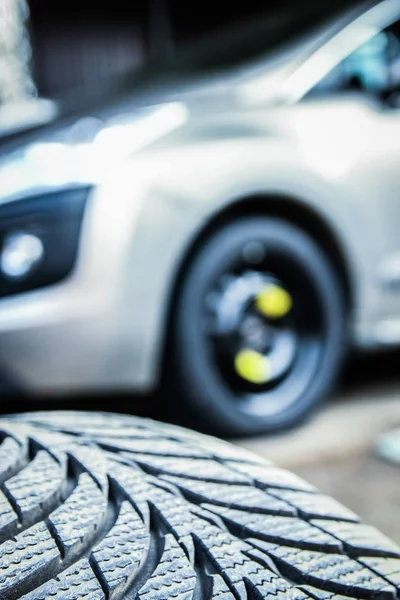 Car tires and wheels with wheels for auto background — Stock Photo, Image