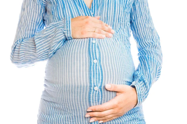 Счастливая беременная девушка лежит на белом фоне — стоковое фото