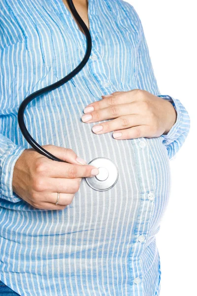 Feliz embarazada se encuentra sobre fondo blanco — Foto de Stock