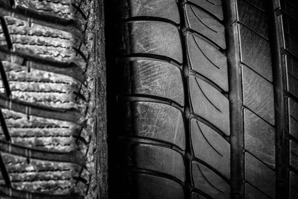 汽车轮胎和汽车底盘 — 图库照片