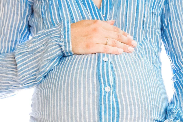 하얀 배경 위에 누워 있는 행복 한 임신 한 소녀 — 스톡 사진