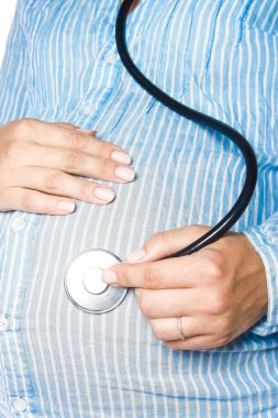 Mutlu hamile kız beyaz arka planda yatıyor.