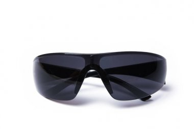 Beyaz arkaplanda şık güneş gözlükleri