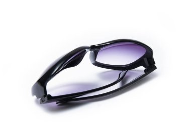 Beyaz arkaplanda şık güneş gözlükleri