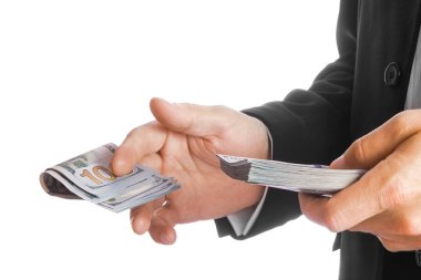 Beyaz arka planda parası olan bir iş adamı