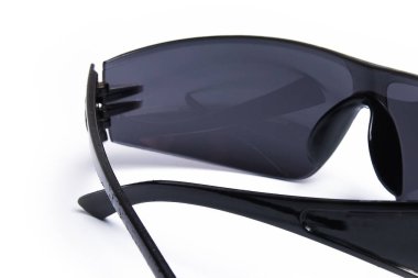 Beyaz arkaplanda şık güneş gözlükleri