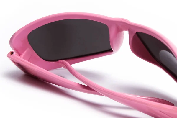 Стильні сонцезахисні окуляри на білому фоні — стокове фото