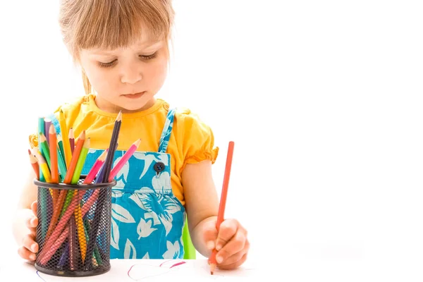 Gelukkig baby meisje mooi schilderij op een witte achtergrond — Stockfoto