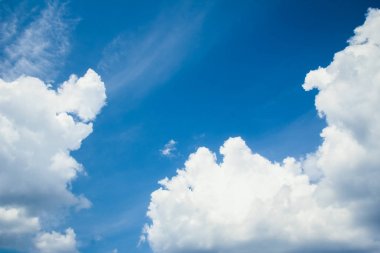 Mavi gökyüzüne karşı fantastik yumuşak beyaz bulutlar