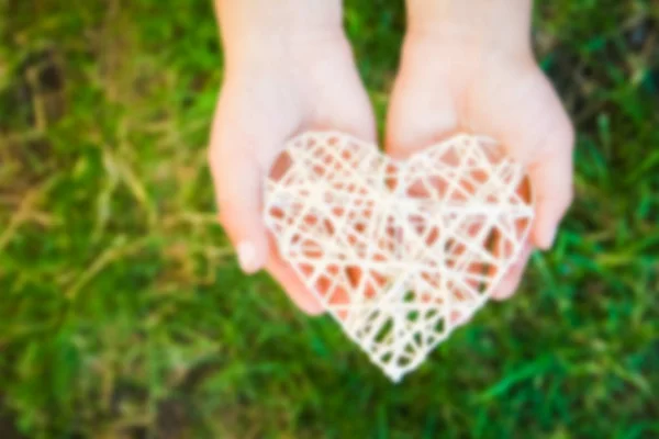 Mujeres manos dando corazón amor amistad — Foto de Stock