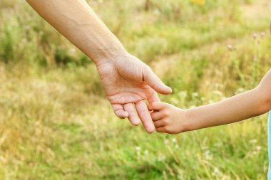 Doğadaki ebeveyn ve çocuğun elleri