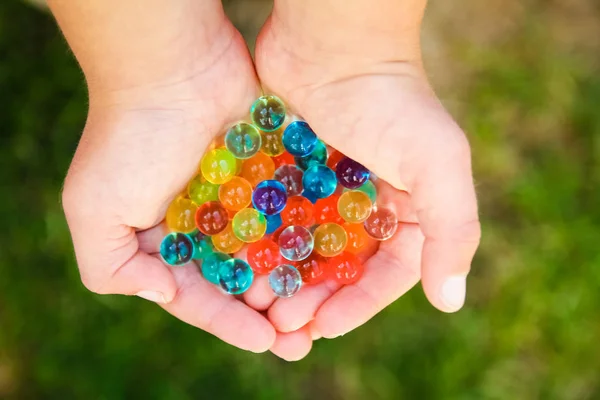 Bonito fondo de bolas de diferentes colores en las manos —  Fotos de Stock