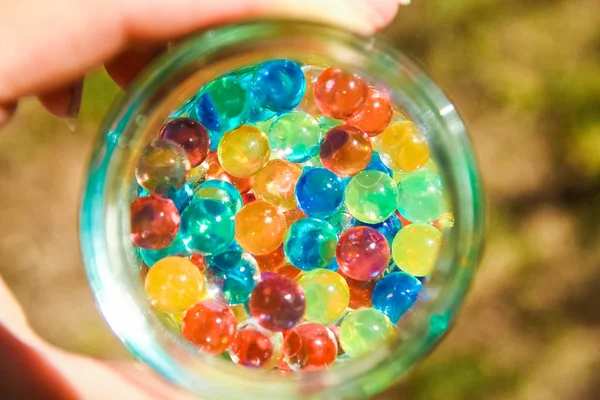 Beau fond de différentes boules de couleurs dans les mains — Photo