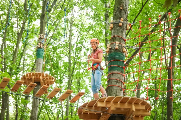 Schöne Mädchen im Park auf den Seilen erreichen Outdoor — Stockfoto