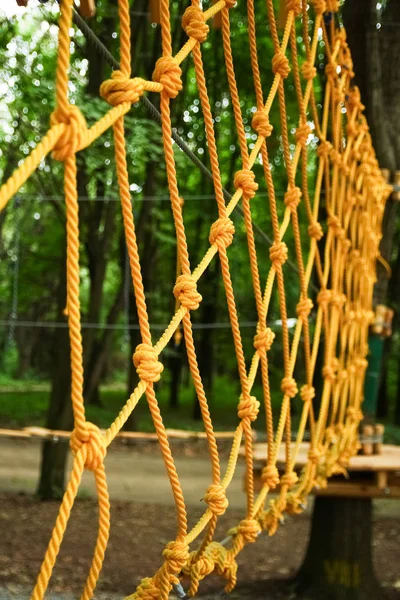 Belle corde et filet escalade dans le parc sur la nature — Photo